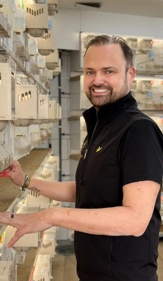 Renato Carvalho no seu aviário, na Madeira